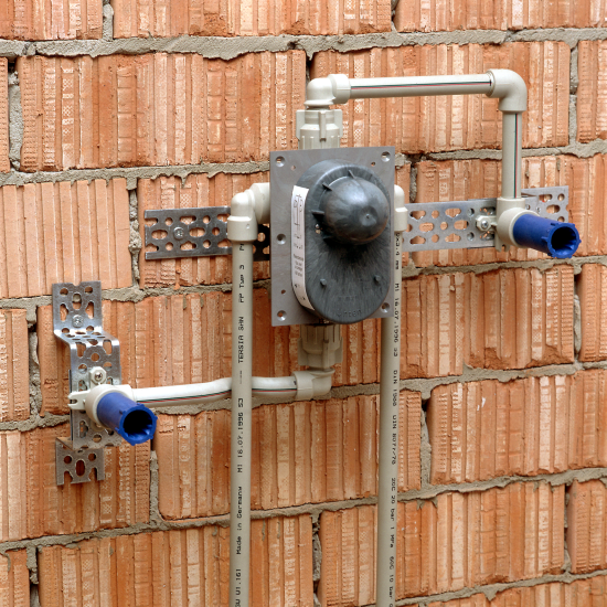 Brause- und Wanneneinlaufanschlüsse werden sicher mit der LEIFELD Schiene montiert.