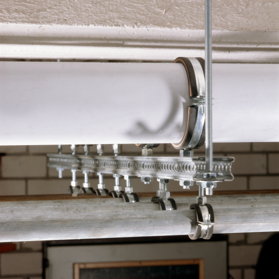 Bei dieser Montage können Rohrschellen von beiden Seiten befestigt werden, und das alles ohne spezielle Schiebemuttern oder Hammerkopfschrauben!