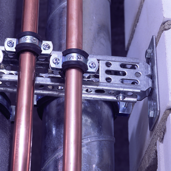 Schnelle Fixierung mit dem LEIFELD C-Profilanschlüssen V ...