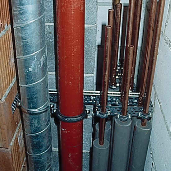 Mengenweise Rohre im Wandschlitz montiert - mit dem LEIFELD C-Profil kein Problem.