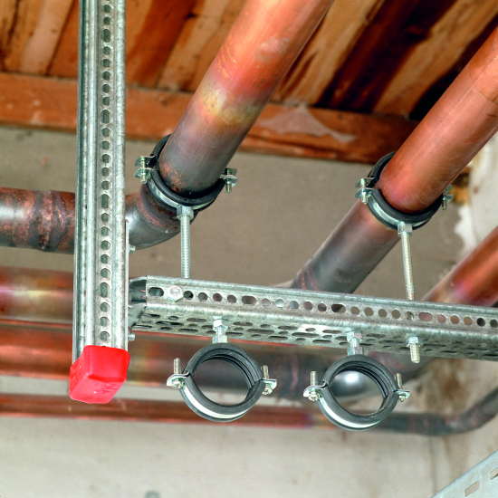 Die Rohrschellen werden einfach mit Schrauben oder Gewindenippeln (nachträgliche Höhenverstellung kein Problem) montiert.