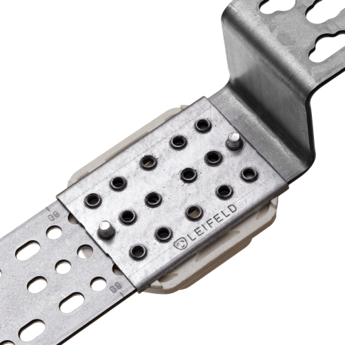 LEIFELD Schalltrenner Art.Nr. 1290 verdrehsicher auf dem LEIFELD Multihalter Art.Nr. 1250 montiert.