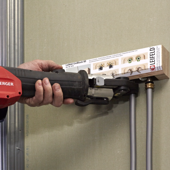 Pipes can be fitted using different tools ...